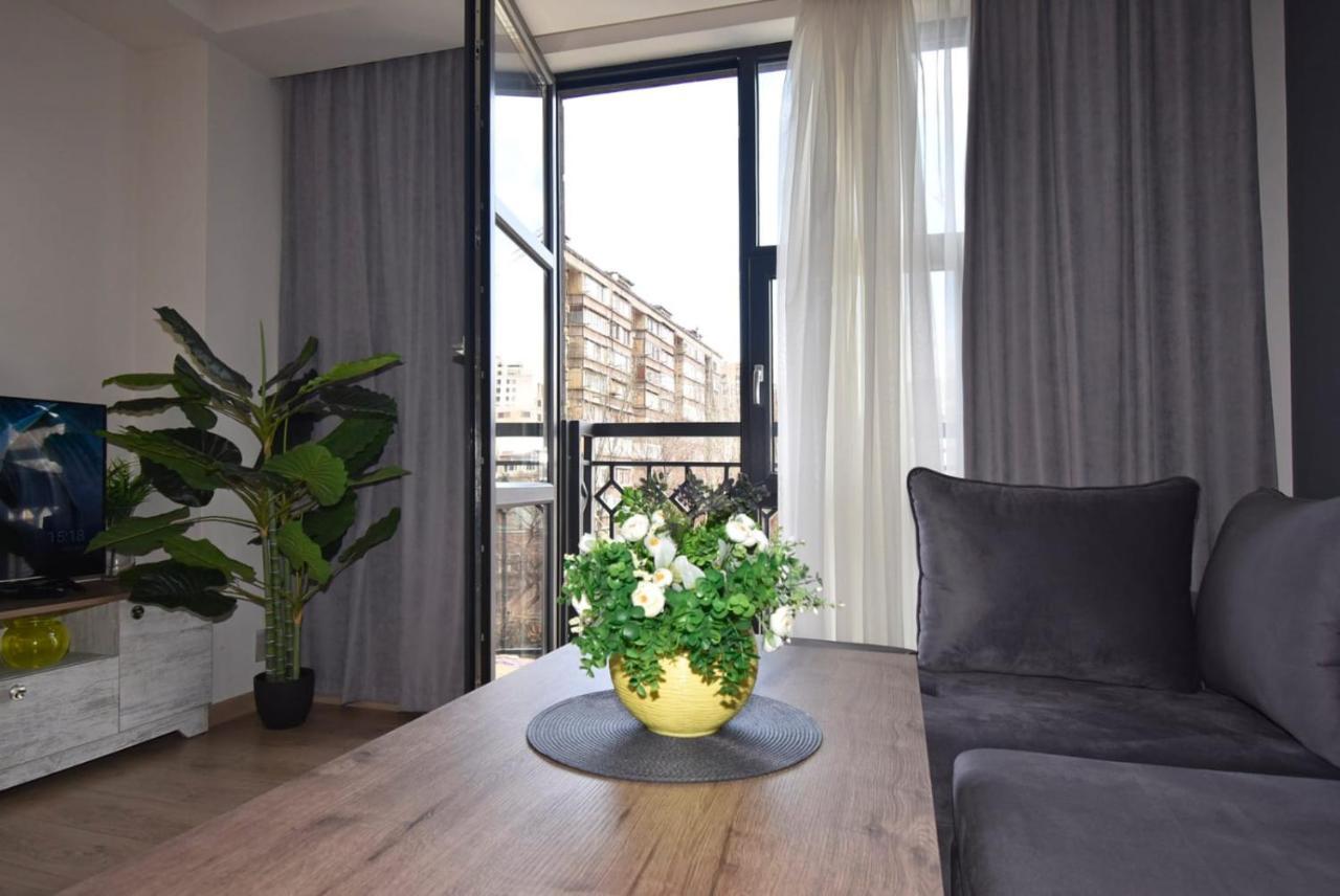 Home4You City Center Apartments Yerevan Bagian luar foto
